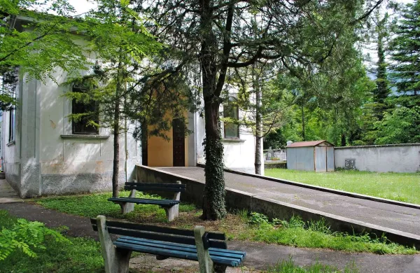 Prenova starega objekta z mrliškima vežicama na ajdovskem pokopališču se pomika v leto   2016 
