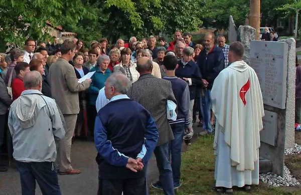  Krajani Ceste so se žrtvam in trpljenju poklonili s slovesnostjo in spominsko mašo, v parku pa so odkrili in blagoslovili obeležje tedanjemu župniku v Vipavskem Križu Andreju Simčiču