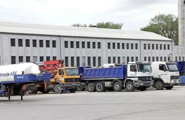 Kupcem so bolj kot nepremičnine zanimivi  gradbeni stroji in druge premičnine, ki so ostale ob stečaju Primorja