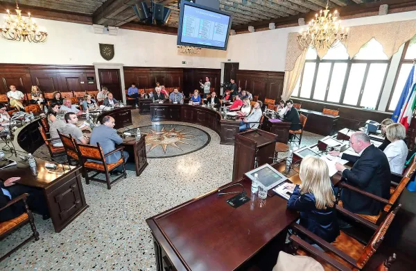 Večina koprskih občinskih svetnikov  - z izjemo opozicijskih Viktorja Markežiča, Olge Franca, Patrika Peroše, Vide Gračnar in Franca Jurija - je  podprla deklaracijo,  s katero naj bi državni zbor ugotovil, da na letošnjih lokalnih volitvah ni mogoče