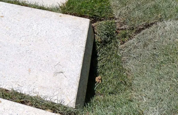Ob poteh je videti udore. Zaradi odvodnjavanja ali slabo opravljenega dela?