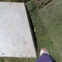 Ob poteh je videti udornine. Zaradi odvodnjavanja ali slabo opravljenega dela?  