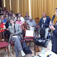 Zbora krajanov sta se  udeležila  tudi župan Igor Kolenc (za mikrofonom) in projektant Milan Tomac (v prvi vrsti)