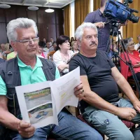 Hočejo Svetilnik brez  novih poti in klopi