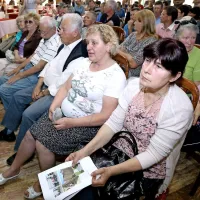 Hočejo Svetilnik brez  novih poti in klopi