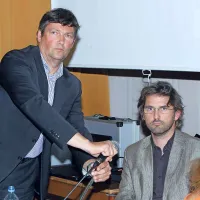 Hočejo Svetilnik brez  novih poti in klopi