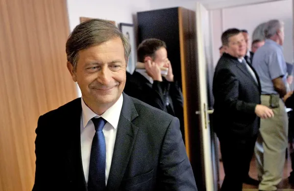 Predsednik Desus Karl Erjavec je dobil mandat izvršnega odbora stranke za začetek pogovorov z začasnim vodjo SD Dejanom Židanom o morebitnem oblikovanju koalicije
