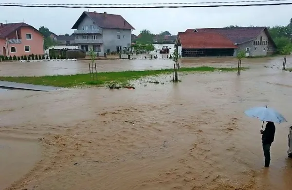 Iz Ljubljane se je danes na pot proti Srbiji in BiH podal nov, že četrti konvoj humanitarne pomoči za žrtve poplav s skupno 50 tonami humanitarne pomoči