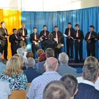 Slavnostni koncert Moškega pevskega  zbora Anton Klančič je v mirensko šolsko telovadnico privabil množico obiskovalcev 
