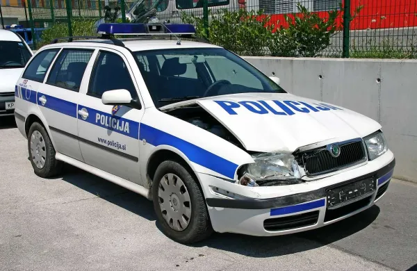 Prestrančan je med bežanjem pred policisti poškodoval tudi njihovo službeno vozilo