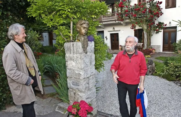 Kip sta odkrila pobudnik Josip Osti (desno) in kipar Mirsad Begić