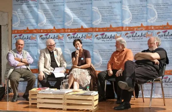 V Volčjem Gradu so se o kulinarični literaturi pogovarjali (z leve): Stanislav Renčelj, Iztok Ilich, Vesna Guštin, Janez Bogataj in Lojze Wieser 