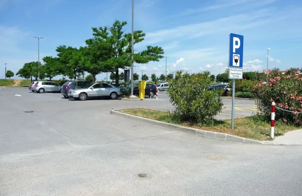 Na delu parkiri&scaron;ča za tržnico so odstranili količke