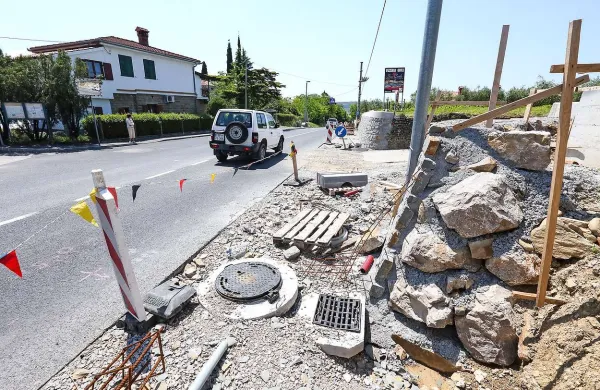 Pločnik na Seči po pol leta še ni dokončan, saj čaka na soglasje za odstranitev dveh električnih drogov
