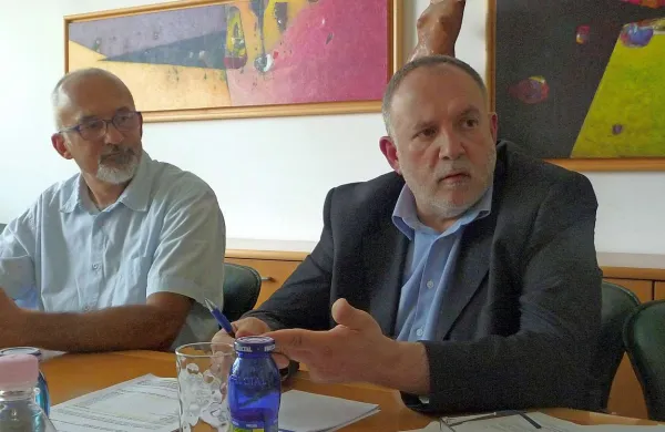 Marjan Pintar (desno, ob njem direktor zobozdravstvenega varstva Darko Tomšič):  “V tem dogajanju so prisotni elementi korupcije, morda celo kaznivih dejanj!” 