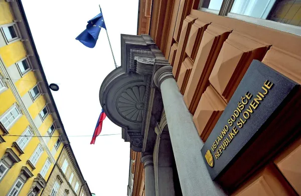 Ustavni sodniki bodo danes prejeli še drugo zahtevo za ustavno presojo datuma predčasnih volitev. Vložila jo bo stranka Solidarnost.