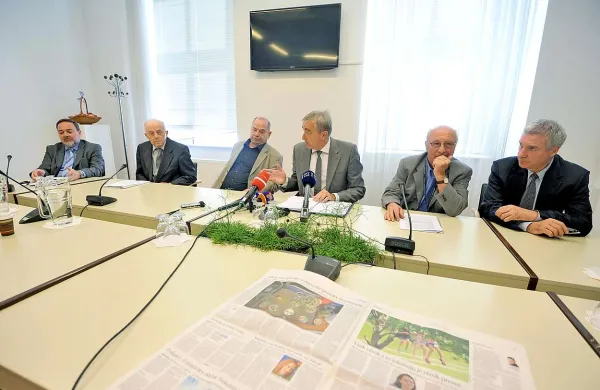 Pravni strokovnjaki, ki nasprotujejo ustanovitvi občine Ankaran - (z leve) Janez Čebulj, Janez Šmidovnik, Franc Grad, Aleš Zalar in Ivan Kristan - so  predstavili svoje argumente. V pravilnost postopka, s katerim je ustavno sodišče ustanovilo občino