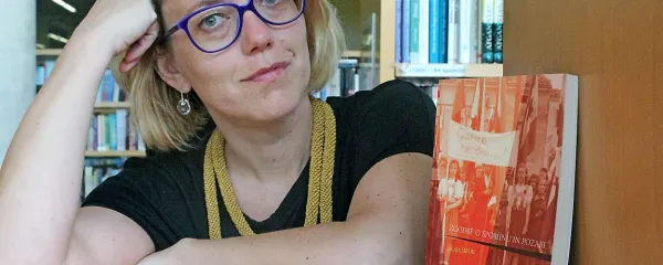 Kaja Širok: “Ko se izrekamo o tem, kje smo, se nam zdi, da se hkrati izrekamo tudi o tem, kdo smo. Od mladih bi pričakovala manj takšnega izrekanja. In več angažiranosti do tega, da ta sistem, v katerem zanje ni prihodnosti, vzamejo v svoje roke, in to