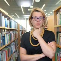 Kaja Širok ostaja tesno povezana s prostorom, v katerem je zrasla, in njegovimi zgodbami 