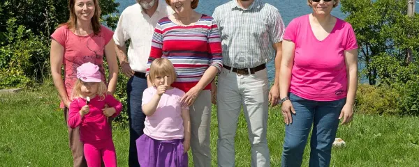 Družina Dujc (z leve): Lena, Vanja, Vesna, Luka in Martina. Spredaj levo  je ob svoji mami Klara, desno je njena sestrična Valentina, manjka pa njena starejša sestra Mateja, ki je bila v šoli v naravi.