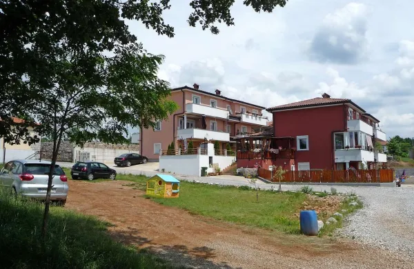V načrtih sta bili to dve hiši s po dvema stanovanjema, zdaj jih je v vsaki šest, parkirnih mest pa komaj kaj. Zato stanovalci parkirajo na sosednji (še nepozidani) parceli. Ko bo ta pozidana, ne bo kje parkirati ...