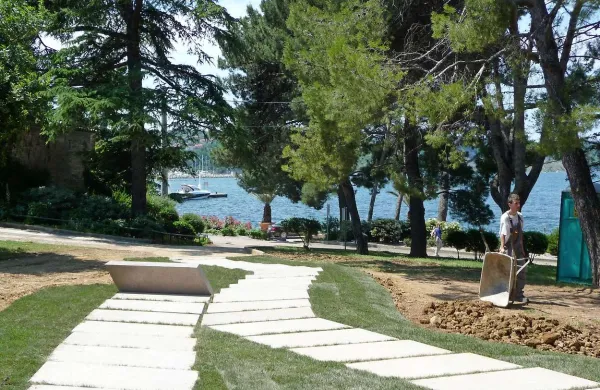 V zvezi z urbano prenovo območja izolskega Svetilnika je danes potekal sestanek delovne skupine v razširjeni sestavi, na njem pa so sklenili, da bodo pogovore nadaljevali prihodnji teden in poskušali najti konstruktivno rešitev, je povedal župan Igor