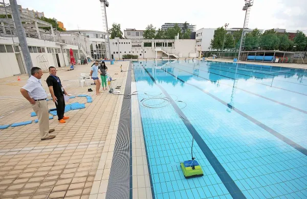 Na novogoriškem mestnem kopališču potekajo še zadnje priprave pred nedeljskim odprtjem sezone. Odpirajo ga šele sedaj, ker maja “ni bilo vremena”. 