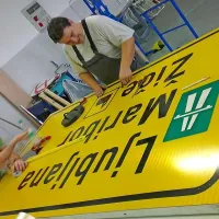 V podjetju Petrič izdelujejo tudi cestne-signalizacijske table, protihrupne in varovalne ograje,  na zalogi pa imajo še druge zanimive projekte 