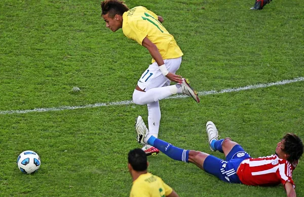 Neymar (v rumenem dresu zgoraj) je glavni zvezdnik brazilske reprezentance