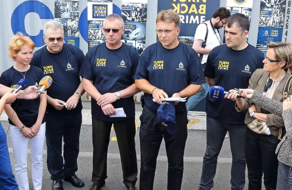 Interpolovo akcijo so včeraj predstavili (z leve): predstavnica carine Sabina Langus Boc, predstavnik policije Drago Menegalija, Nedjan Jerman, Tomaž Peršolja in predstavnik Interpola, sicer pripadnik španske policije Jose Manuel Fernandez del Canto