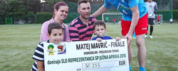 Matej Mavrič Rožič (desno) z Amelo Talić, malim Renejem in njuno družino 