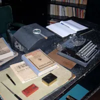 V delovni sobi je ohranjena vsa Kraigherjeva zapuščina: od pohištva, knjižnice z več kot  2000 knjigami, do starega tipkalnega stroja, na  katerem je ustvaril svoj literarni opus