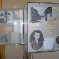 Na panojih so razstavljene družinske fotografije in osebna pisma