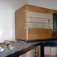 Pisateljeva radio in očala. Vso to imenitno dediščino so Kraigherjevi družinski člani poklonili Notranjskemu muzeju v Postojni. 