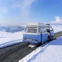 Nekaj kilometrov pred  Nordkappom, najsevernejšim rtom Evrope, ki so ga osvojili  s volkswagnovim transporterjem
