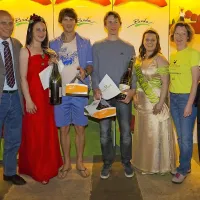 Na zaključku na gradu Dobrovo so se organizatorji gostom zahvalili s posebnimi priznanji in briškimi dobrotami. Z leve: župan Brd Franc Mužič, kraljica češenj Martina Sirk, Žan Košir, Peter Prevc, nova kraljica rebule Teja Erzetič, predsednica Fundacije