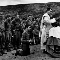 200.000 vojakov iz 17 zavezniških držav je 6. junija 1944 ponoči z izkrcanjem na obali Normandije začelo prvo etapo operacije Overlord. Na fotografiji agencije Magnum je katoliški duhovnik med mašo na obali.    
