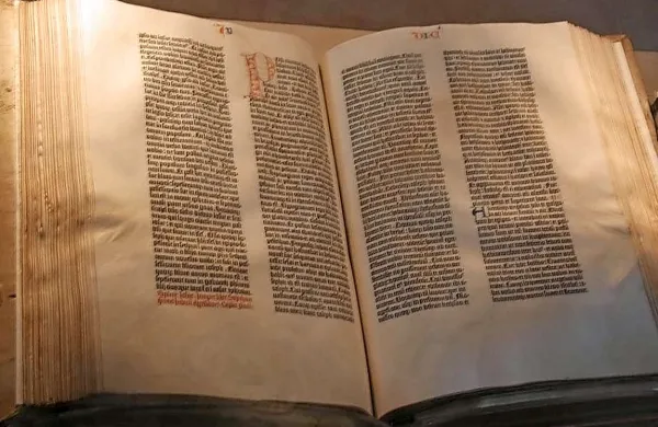 V Rusiji so bili trije agenti tajne službe FSB obsojeni, potem ko so ukradli in skušali prodati izredno redko izdajo Gutenbergove Biblije iz 15. stoletja