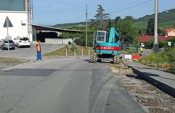 Tokrat so cesto prekopali, ker so polagali vodovodne cevi za priključek novega prizidka vrtca 