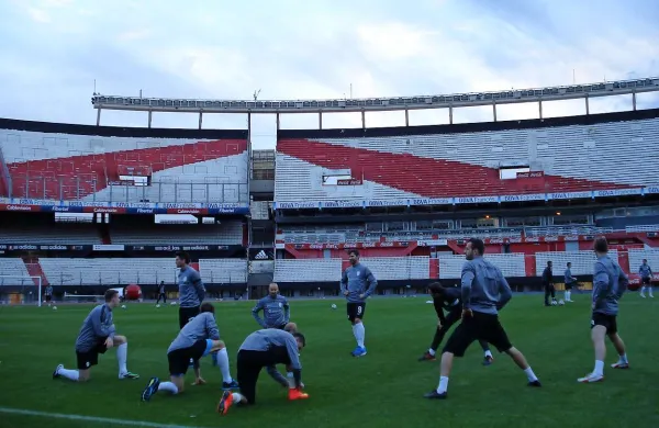 Slovenska nogometna reprezentanca je včeraj vadila na stadionu Monumental, sicer domovanju River Plata
