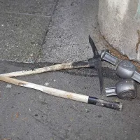 Dostop do goreče strehe so v eni od ulic v mestnem jedru preprečevali količki. Gasilci so jih morali odrezati, kar jim je vzelo nekaj dragocenega časa.