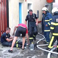 Eden od gasilcev se je med gašenjem poškodoval