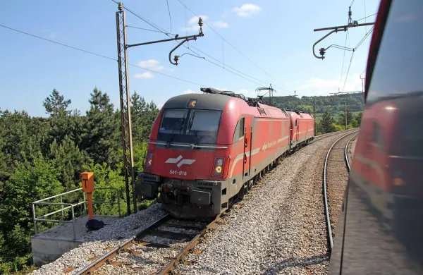 Slovenske železnice od  države pričakujejo, da bo čim prej zagotovila denar za začasno sanacijo poškodovanih odsekov na železniški progi med Pivko in Borovnico