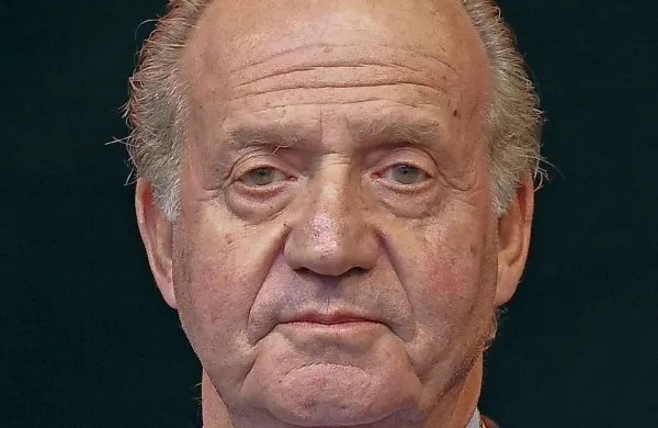 Španijo so pet dni po napovedi kralja Juana Carlosa, da bo prestol po 39 letih prepustil prestolonasledniku Felipeju,  zajeli protesti proti monarhiji