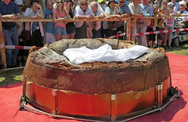 Več kot 1800 kilogramov težek kruh zaradi premalo pečene notranjosti ni zadostil kriterijem Guinnessove knjige