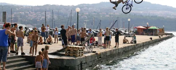 Tekoče zadeve v trdih časih