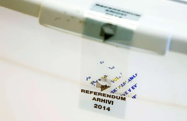 Po 160.000 preštetih glasovnicah  kaže, da predlagatelji referenduma na volišča niso uspeli privabiti zadostnega števila volilcev, da bi zakon zavrnili