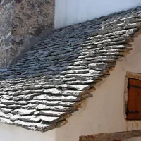Skrle se idealno prilagajajo ena drugi, kar daje naseljem podobo zlitosti s pokrajino