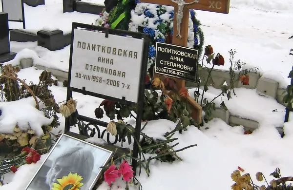 Rusko sodišče je  dvema obsojenima za umor ruske novinarke Ane Politkovske leta 2006 dosodilo dosmrtni zapor