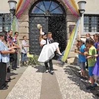 Brez nošenja neveste in posipanja z rižem tudi tokrat ni šlo